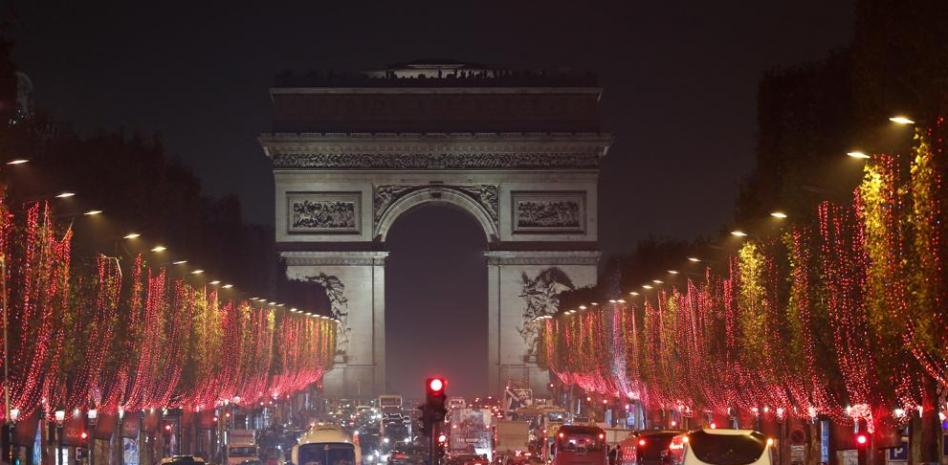 Avenida Campos Elíseos en París busca renacer con fiestas navideñas