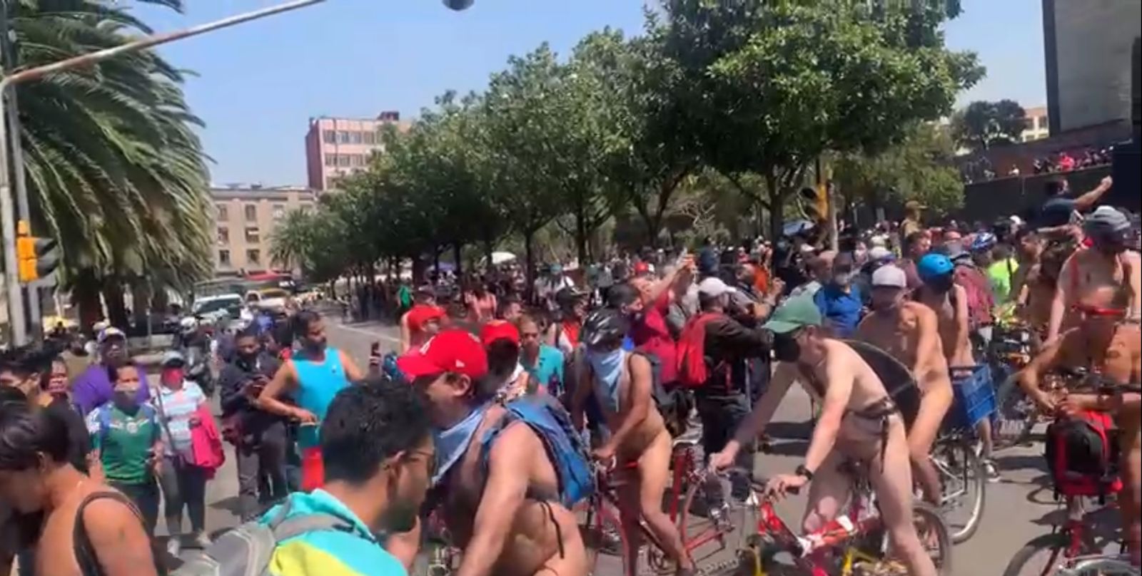 Alrededor de mil 500 ciclistas nudistas circularon este sábado por