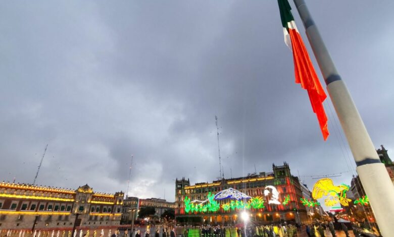 AMLO iza bandera a media asta en memoria de las víctimas en sismos de