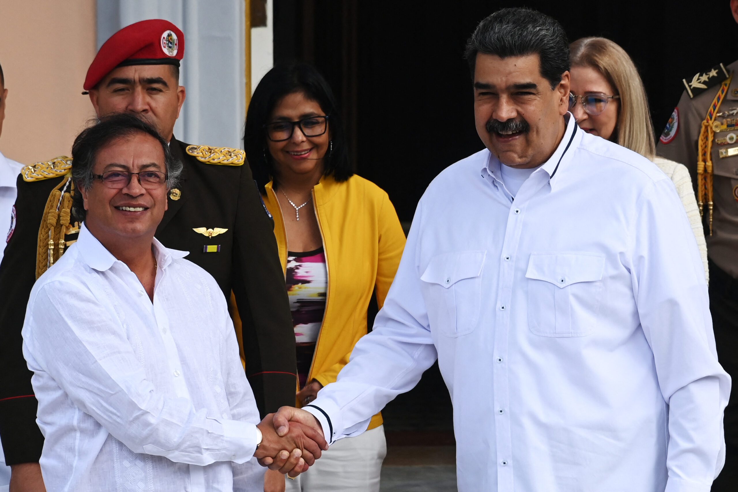 Gustavo Petro llega a Venezuela para una reunión extraordinaria con