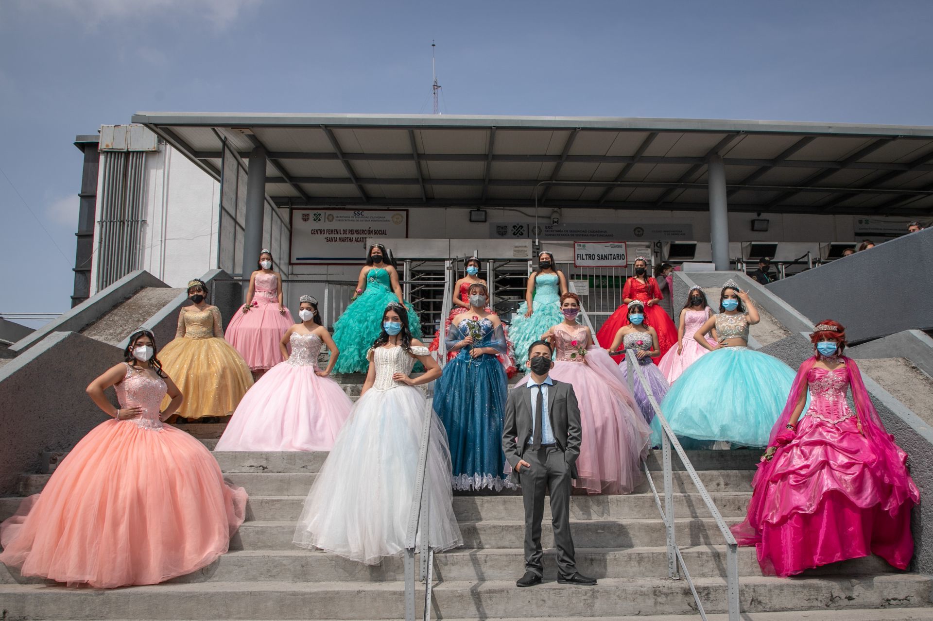 Celebran internas XV años de sus hijas en centro femenil de Santa