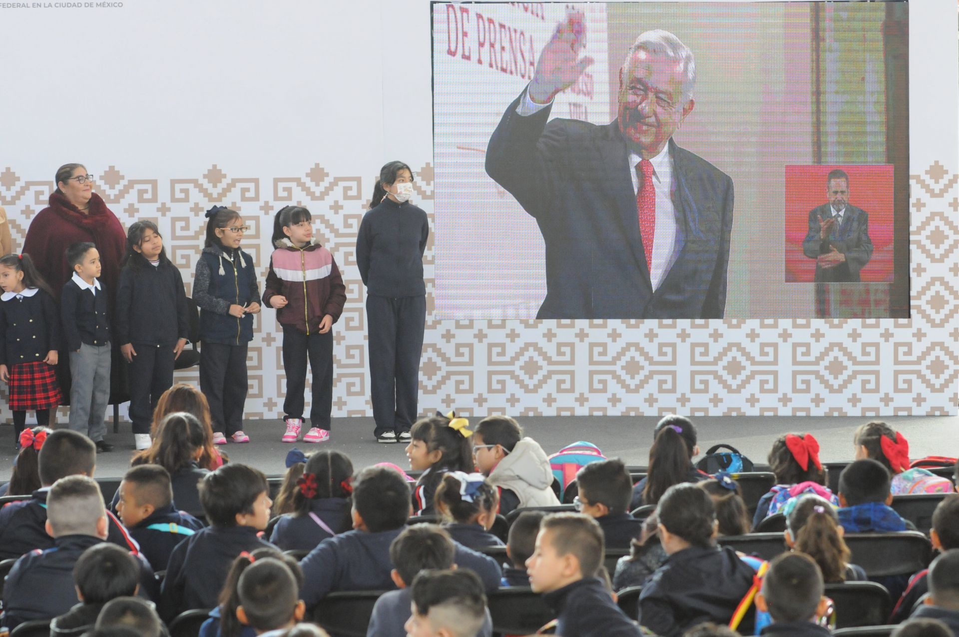 25 millones de estudiantes de educación básica regresan a clases