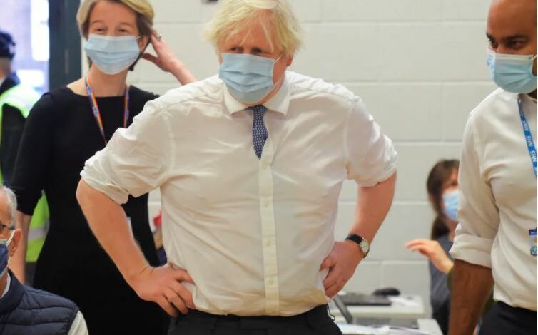 Hay al menos un muerto en Reino Unido por variante Ómicron: Boris Johnson