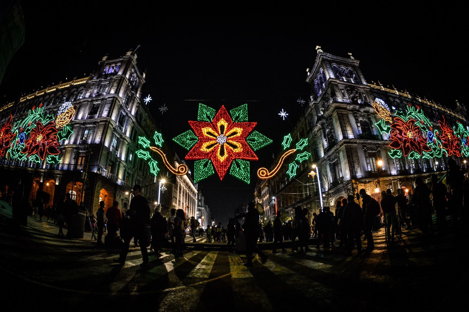 Encienden alumbrado navideño en el Zócalo capitalino • Once Noticias