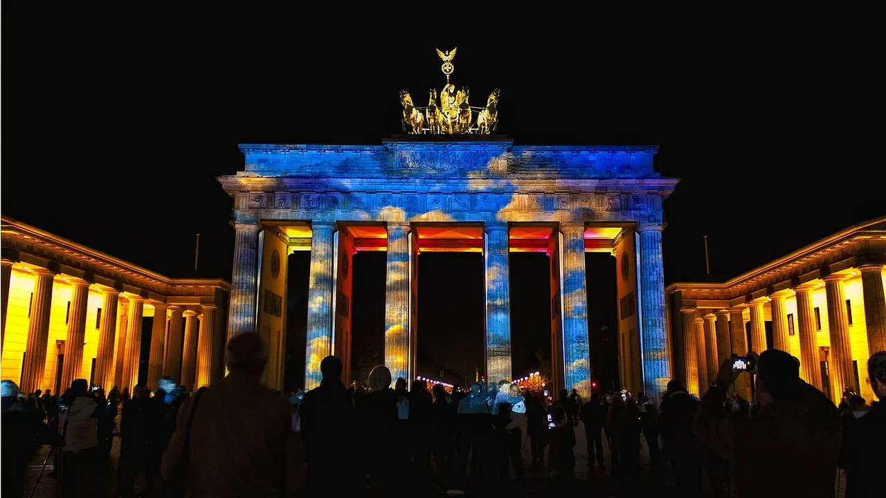 Berlín Inaugura El Festival De Las Luces Reduciendo 75% El Gasto ...