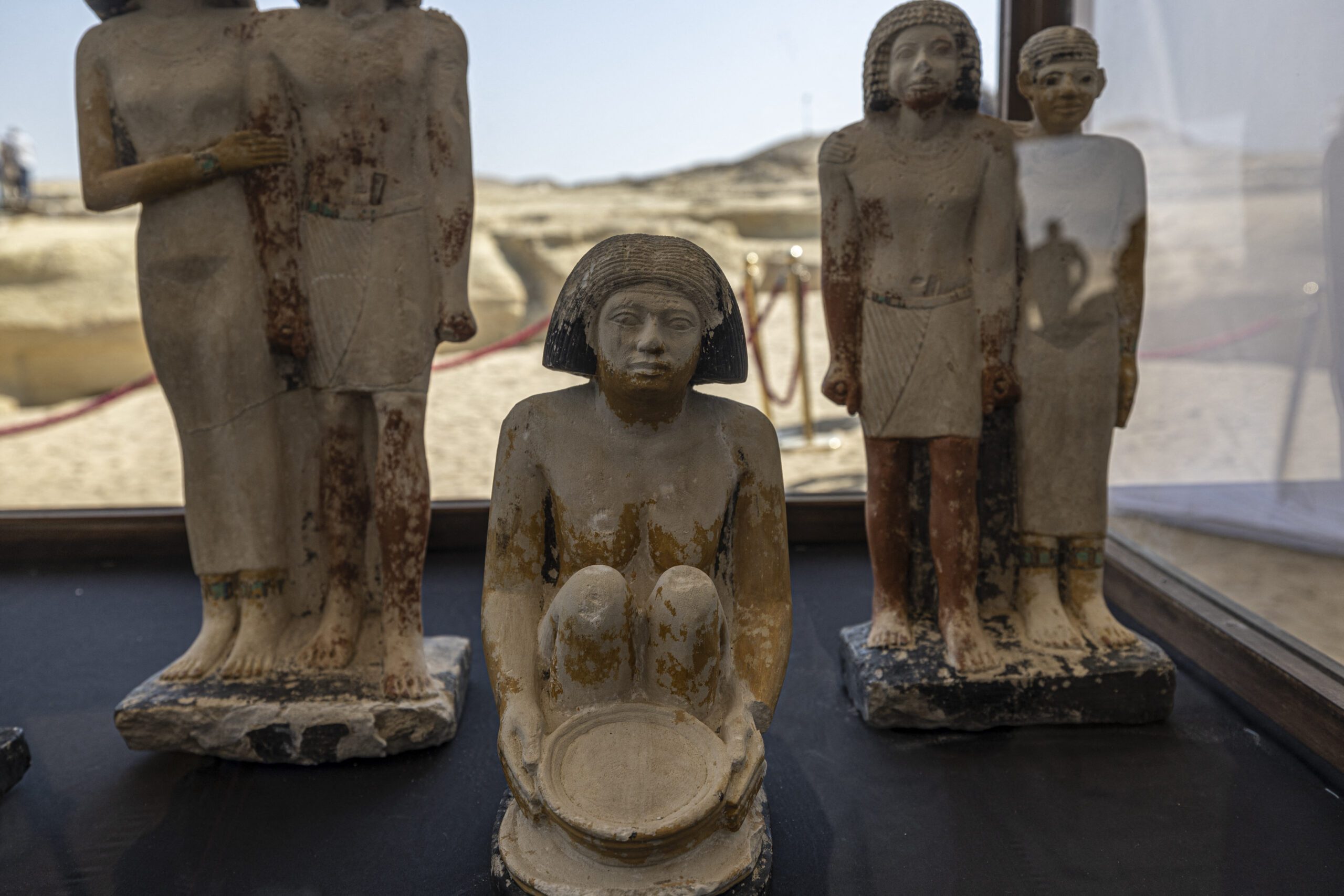 Descubren cuatro tumbas de faraones y una momia de más de 4 mil años cerca de El Cairo