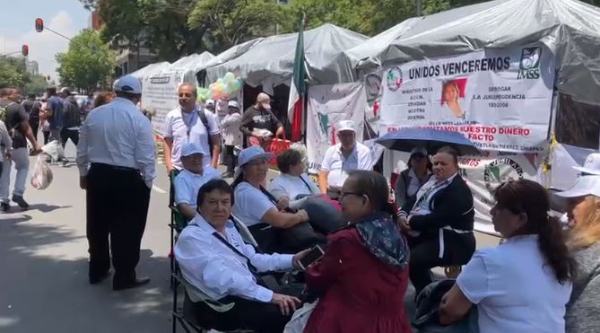 Jubilados y pensionados del IMSS protestan frente a la SCJN • Once Noticias