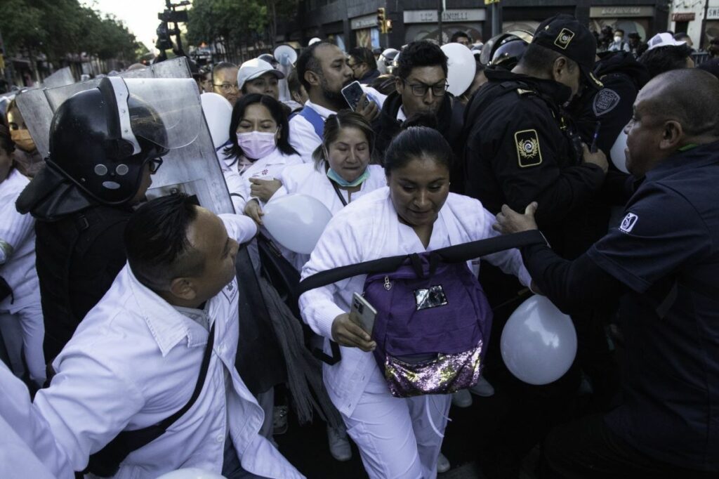 Médicos y trabajadores de la salud denunciaron agresiones por parte de elementos de la Secretaria de Seguridad Ciudadana durante protesta en el Zócalo. 