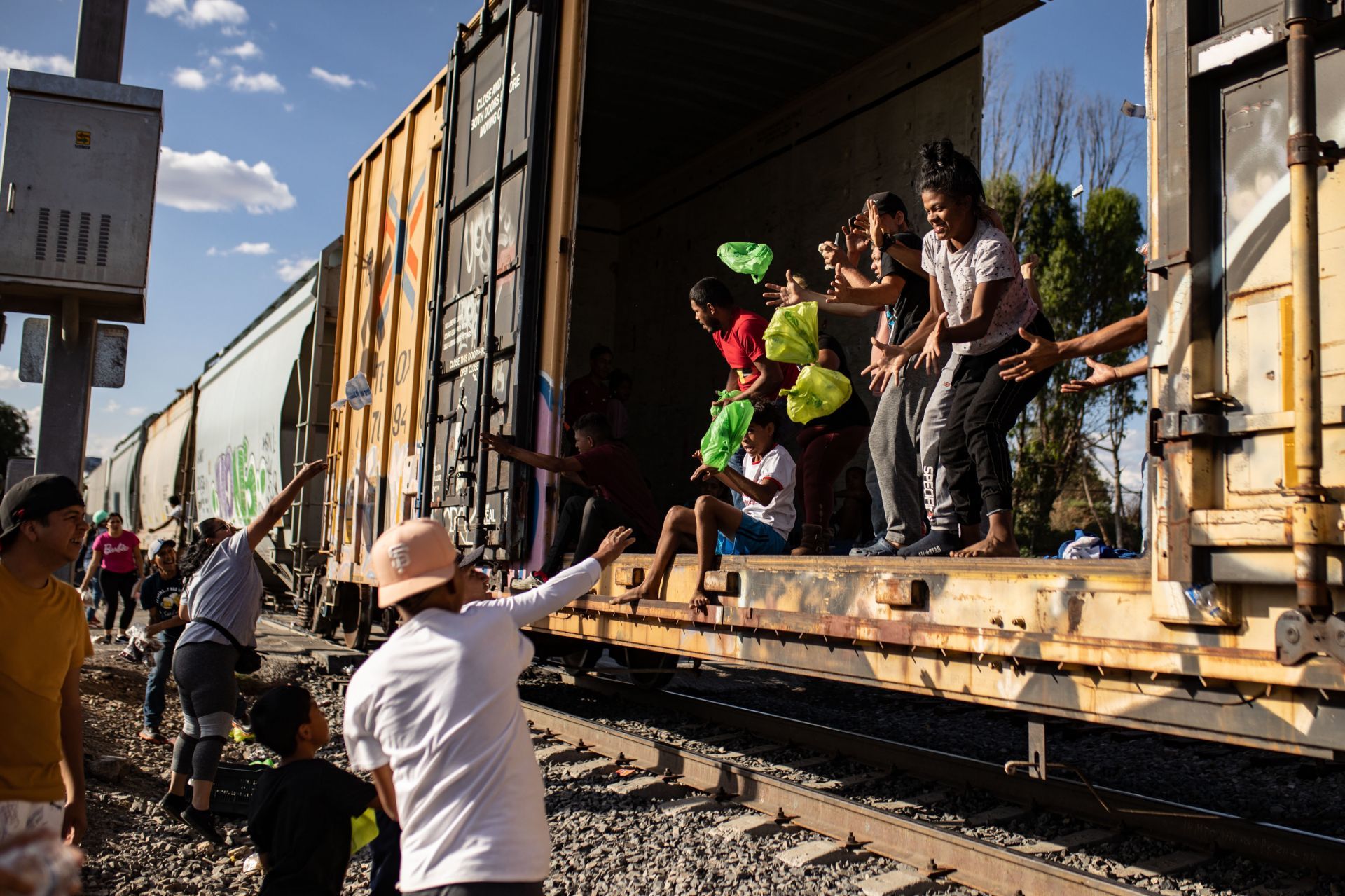 Ferromex suspende movimiento de trenes de carga por migrantes • Once Noticias
