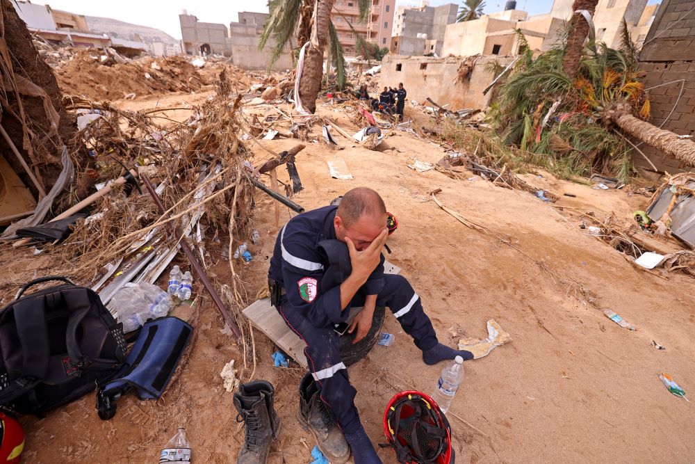 Los socorristas locales, apoyados por equipos extranjeros, continuaron el domingo la búsqueda de los cuerpos de las personas aún desaparecidas en Libia.