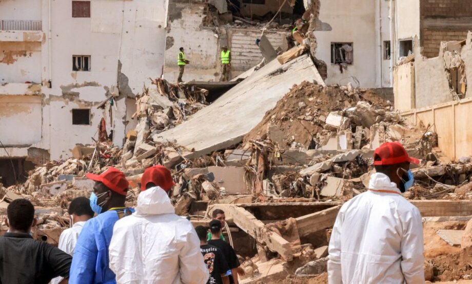 Los socorristas locales, apoyados por equipos extranjeros, continuaron el domingo la búsqueda de los cuerpos de las personas aún desaparecidas en Libia.